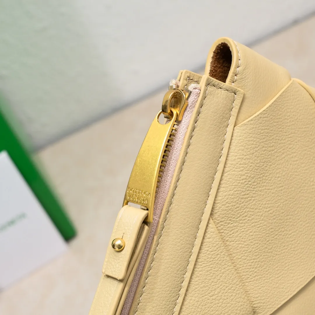 B's new lightweight shape-changing design handbag, suitable for both men and women, suitable for daily use, from small woven to large woven, simple and easy to wear, the leather has the best feel, a worth buying item, size 35*19*1cm [6689#]